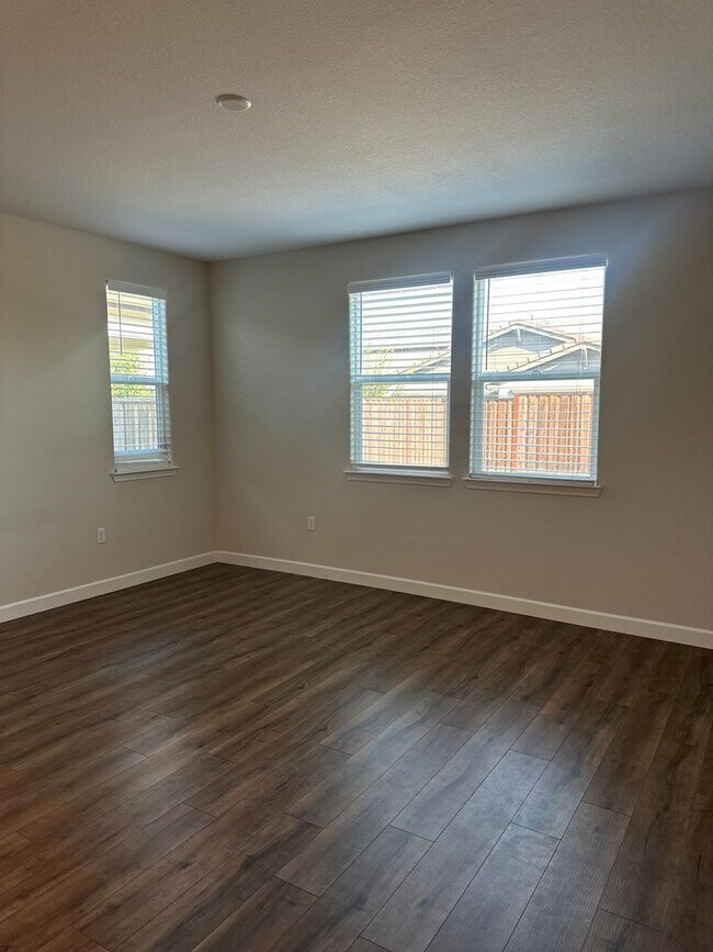 Building Photo - $500.00 off first full months if possessio...