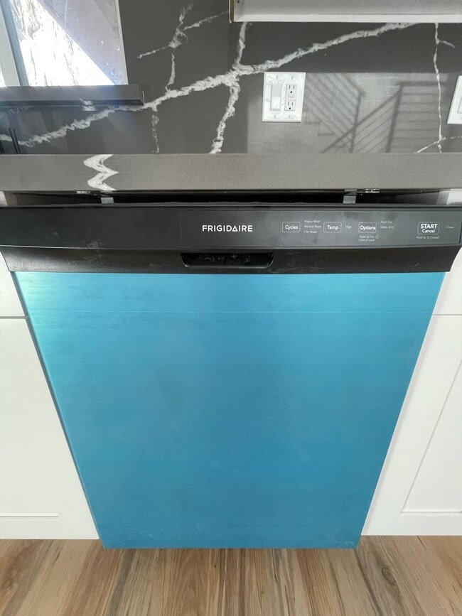 Building Photo - 540 W Elm Ave