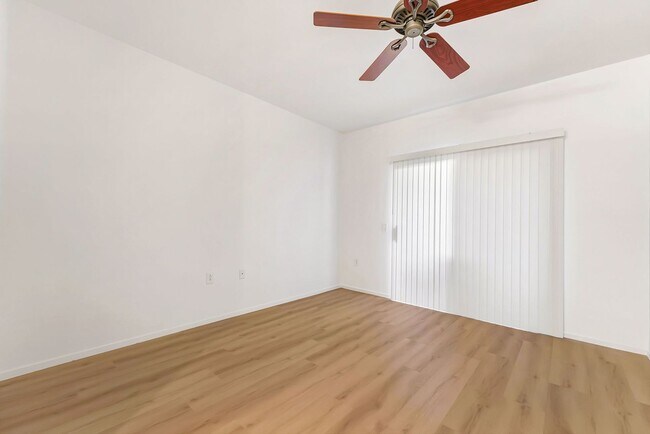 Building Photo - Spacious single-level, first-floor unit featuring 3 bedrooms and 2 bathrooms.
