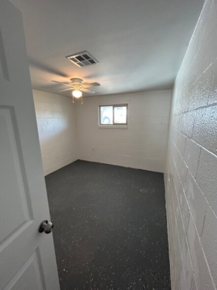 Building Photo - 1540 W Desert Cove Ave
