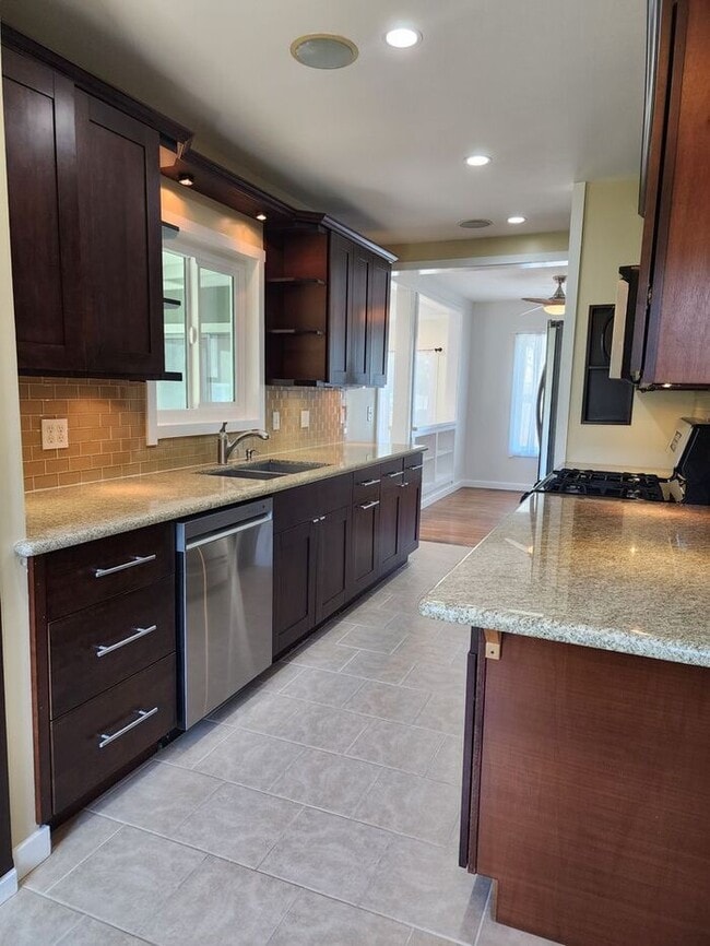 Building Photo - ** Stunning Dream 3 BD / 2 BA HOME w/ Doub...