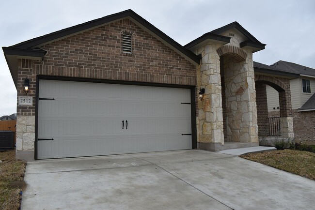 Building Photo - Beautiful Home in the Cedarbrook Ridge sub...