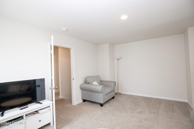 Building Photo - 402 Summer Wind Wy
