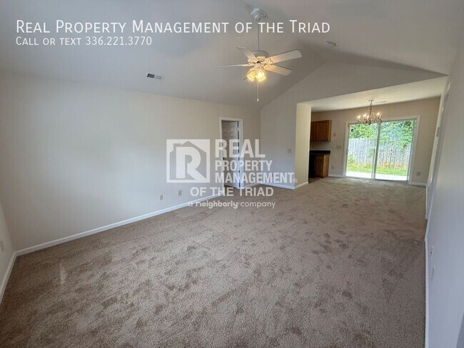 Building Photo - 8 Franklinwood Dr
