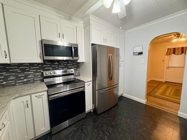 Building Photo - 3 Bedroom 2 Bathroom Cape Cod Available in York!