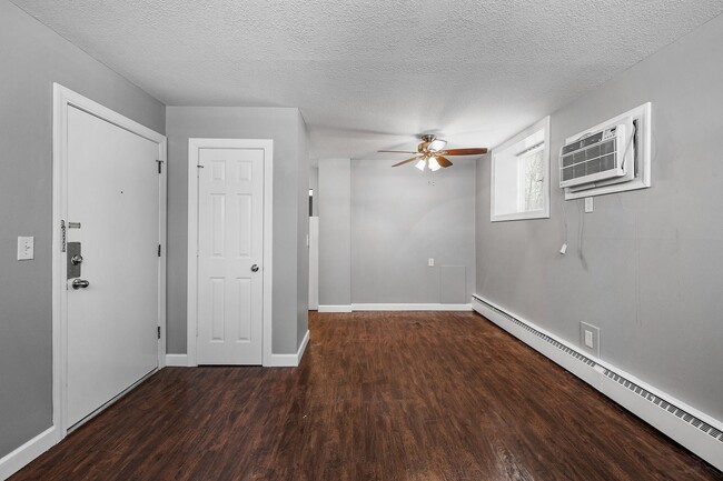 Building Photo - Spacious 1BR/1Bath apartment available Now!