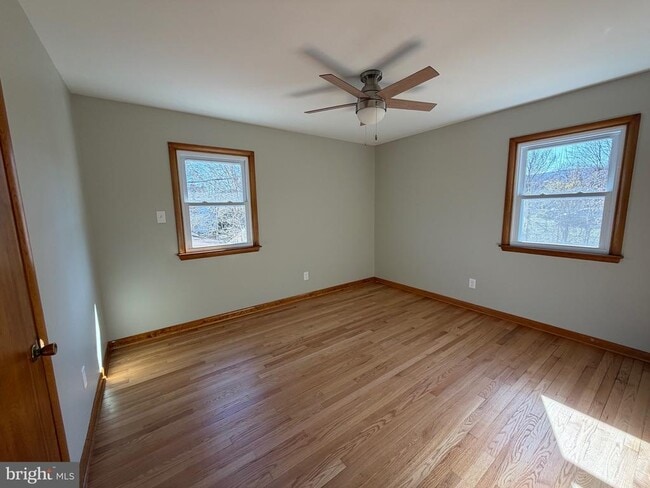 Building Photo - 18 N C and P Ln