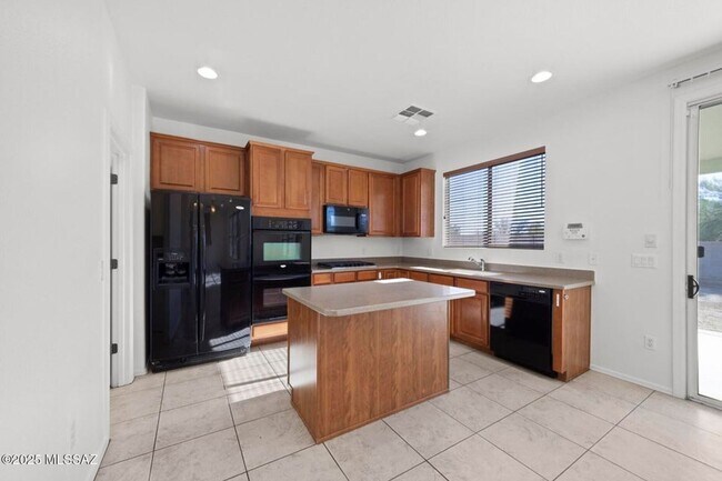 Building Photo - Lovely 4 bedroom, 2 bath home with 2 car garage