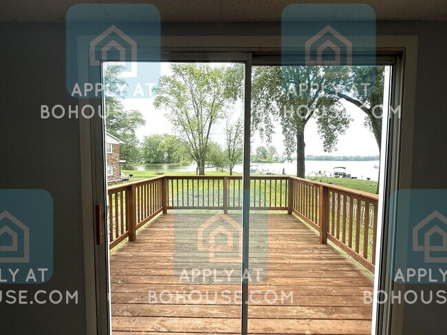 Building Photo - AVAILABLE SOON! LAKEFRONT 2 BED 1.5 BATH H...