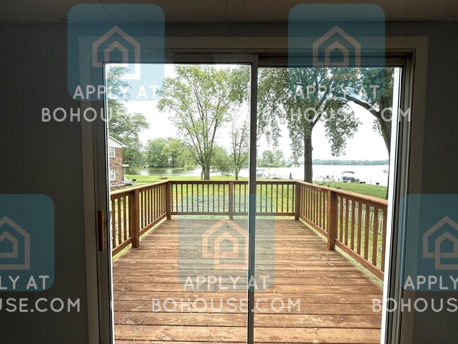 Building Photo - LAKEFRONT 2 BED/1.5 BATHROOM HOME -PET FRI...