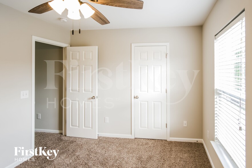 Building Photo - 615 Silver Moss Dr