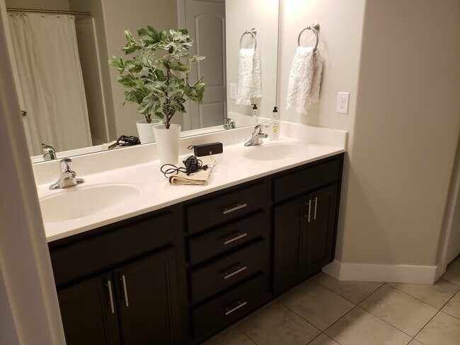 Building Photo - 4 Bedroom/2.5 Bathroom Townhome in Riverton