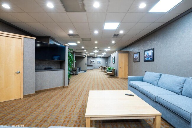 Business/Entertainment Room - 5100 N Marine Dr