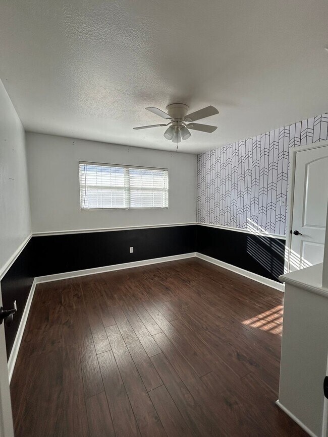 Building Photo - 1434 Custer Ave