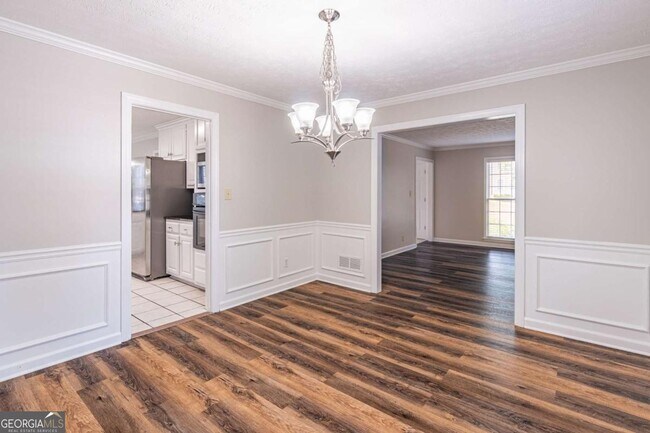 Building Photo - 736 Singley Dr