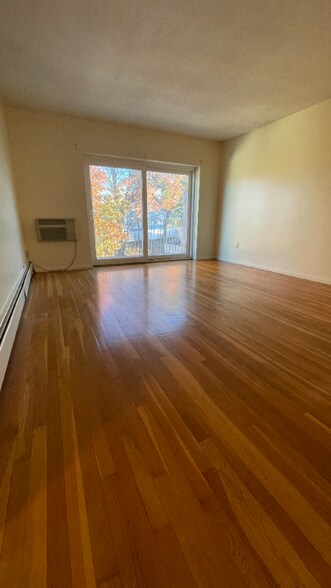 Building Photo - 250 Spring St