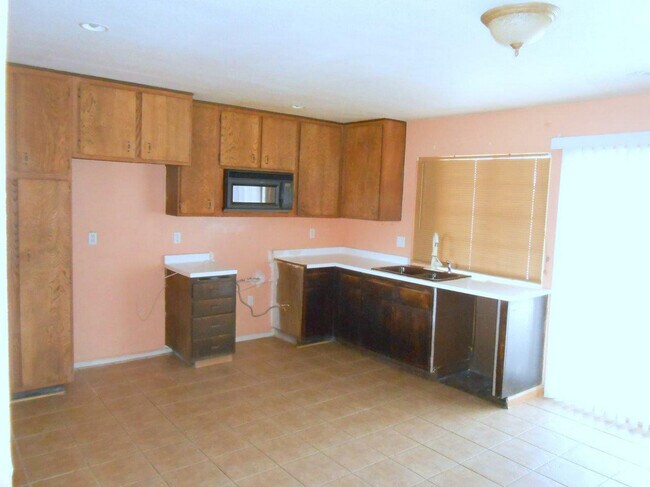 Building Photo - Spacious 1 story home in Spring Valley