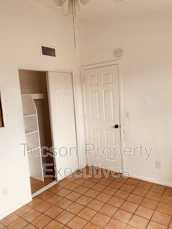 Building Photo - 5756 S Park Ave
