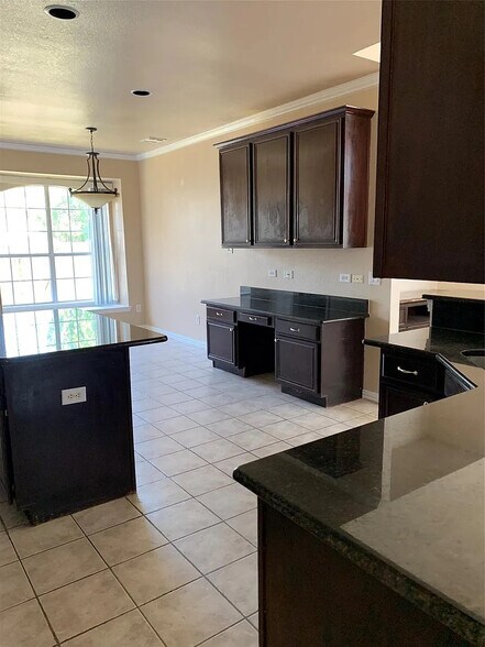 Building Photo - Room in House on Rodeo Ct