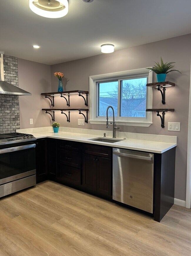 Building Photo - Brick Ranch for Rent in Mayfield HTS walking distance to Golden Gate Plaza