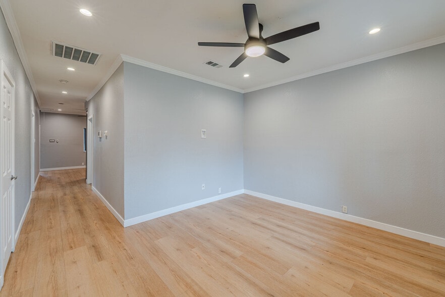 Building Photo - 146 W 57th St