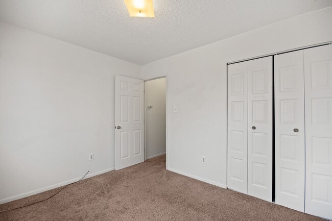 Building Photo - Bright Townhome in Lakewood!