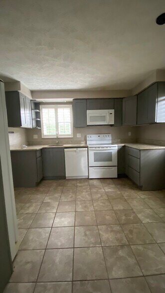 Building Photo - 409 Derrick Ave