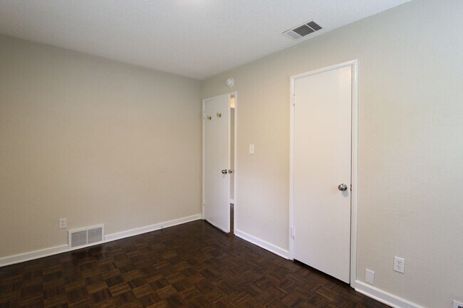 Building Photo - 3 Bedroom 1 Bath House in Prairie Village