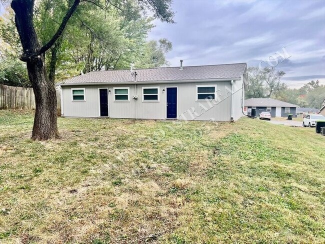 Building Photo - Like New 2 Bed 1 Bath Duplex in Grandview-...