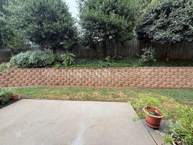Building Photo - MAIN LEVEL LIVING IN THE HEART OF FARRAGUT...4 BEDROOM!!