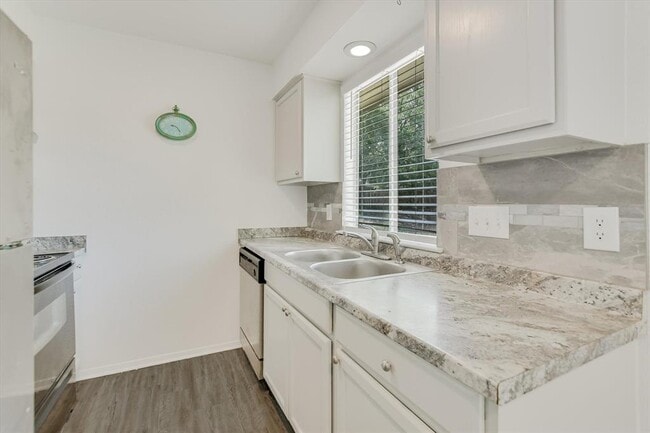 Building Photo - 411 Thelma Dr