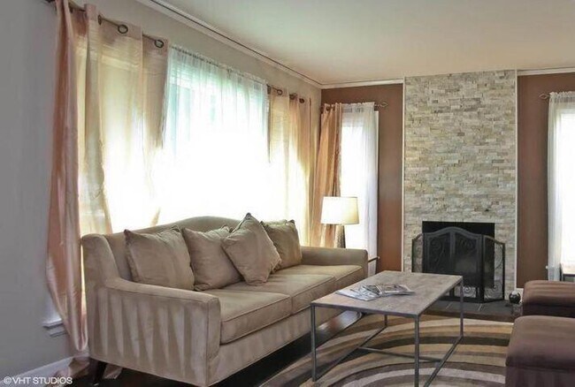 Building Photo - 908 E Hampton Rd