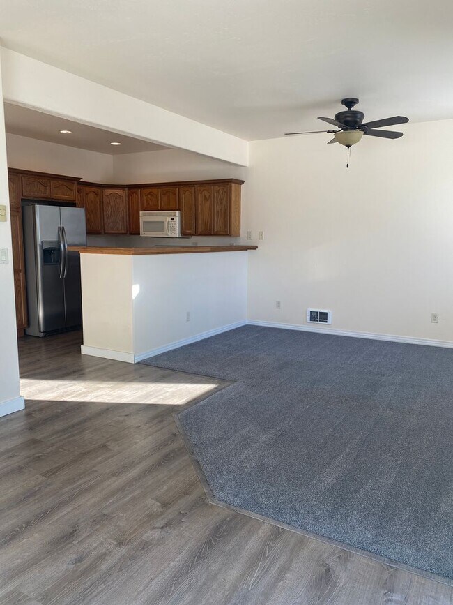 Building Photo - Spacious  3 bedroom 2.5 bathroom townhouse