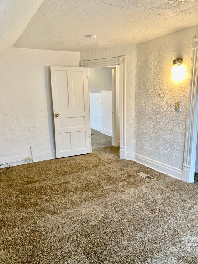 Building Photo - 4 Bed/ 2 Bath Large House in East Pittsburgh