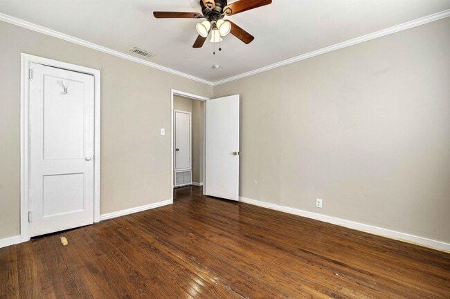 Building Photo - 206 Pinehill Dr