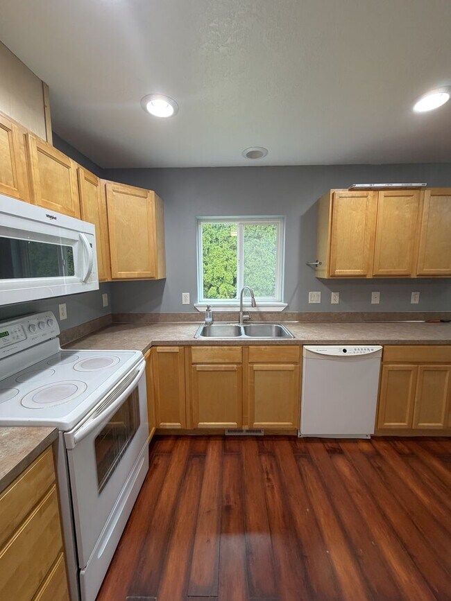 Building Photo - Beautiful 3 Bedroom Home in North East Salem