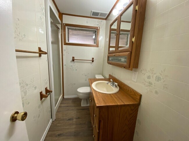 Building Photo - Charming 3 Bedroom with Great Yard