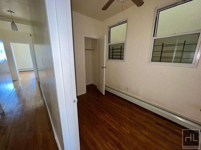 Building Photo - 5BR 1BA Historic Commerical Residential Zo...
