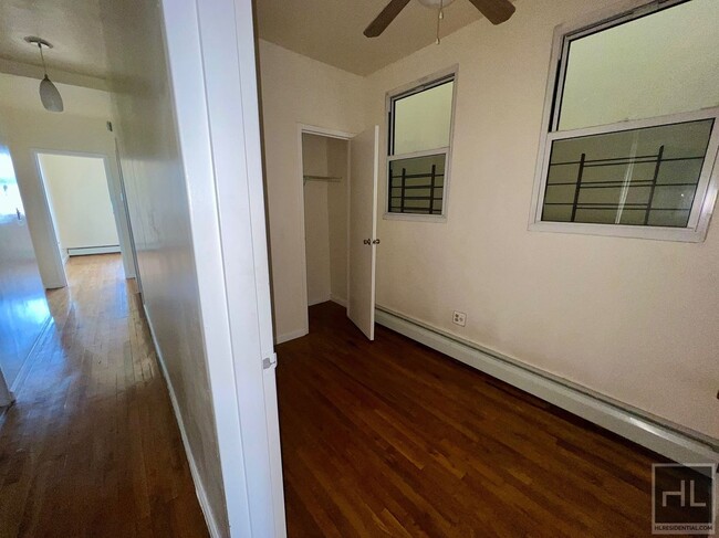 Building Photo - 5BR 1BA Historic Commerical Residential Zo...