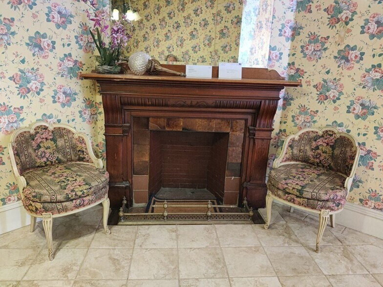 Building Photo - 247 W Newton St