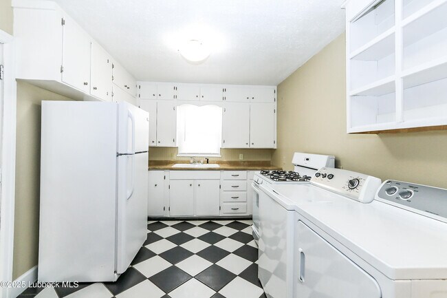 Building Photo - 2414 30th St