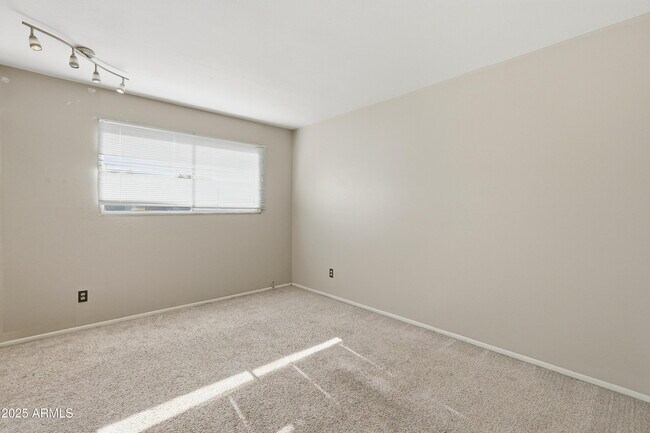 Building Photo - 1628 E Logan Dr