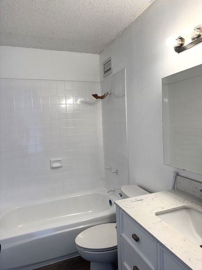 Building Photo - Plumeria Hale - Renovated two bedroom, one bath, two parking stalls