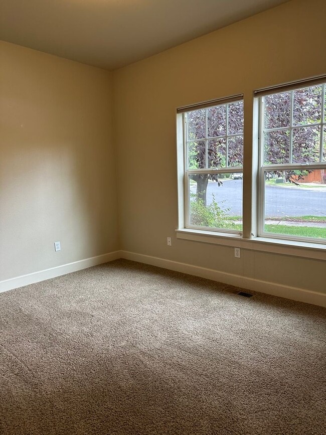 Building Photo - Cozy 3 Bed, 2 Bath Home located on the Eastside of Bend!