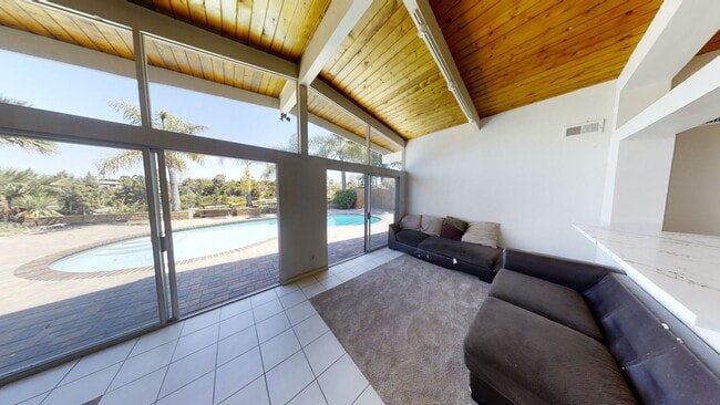 Building Photo - POOL house! BIG rooms! 8 Bedrooms (Lease o...