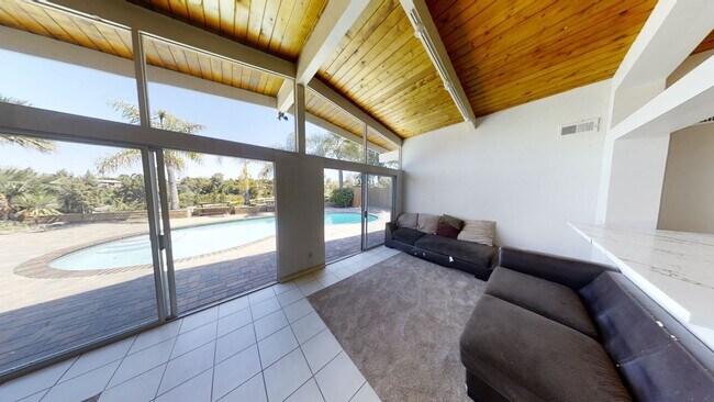 Building Photo - POOL house! BIG rooms! 8 Bedrooms