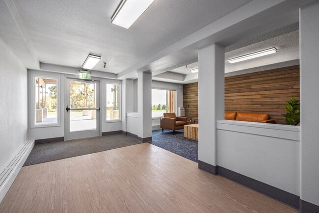 Building Photo - Available NOW!  1 bed 1 bath apartment