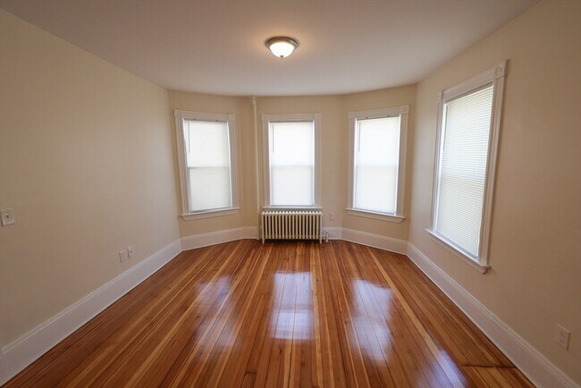 Building Photo - 32 Robinson St