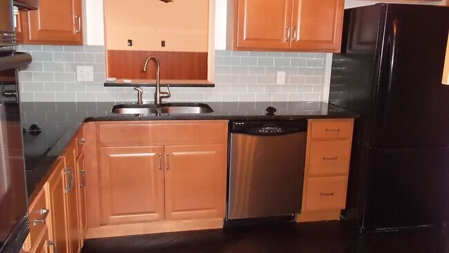 Building Photo - Charming Home With Many Upgrades