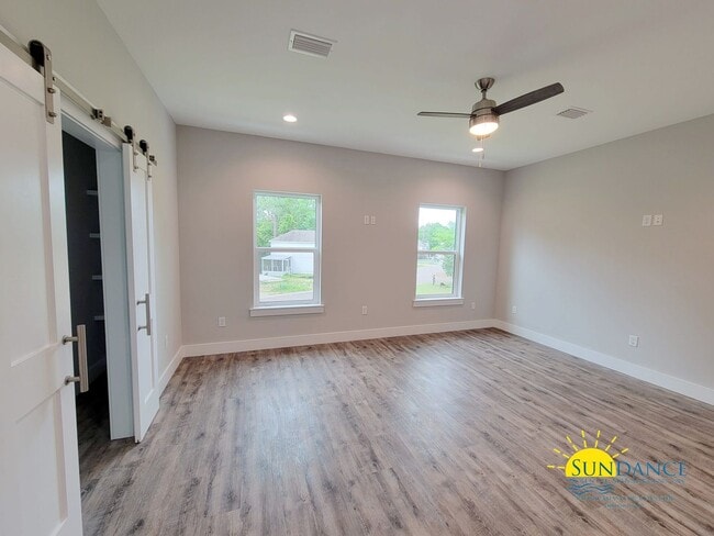 Building Photo - Stunning 3 Bedroom Home in SRB!